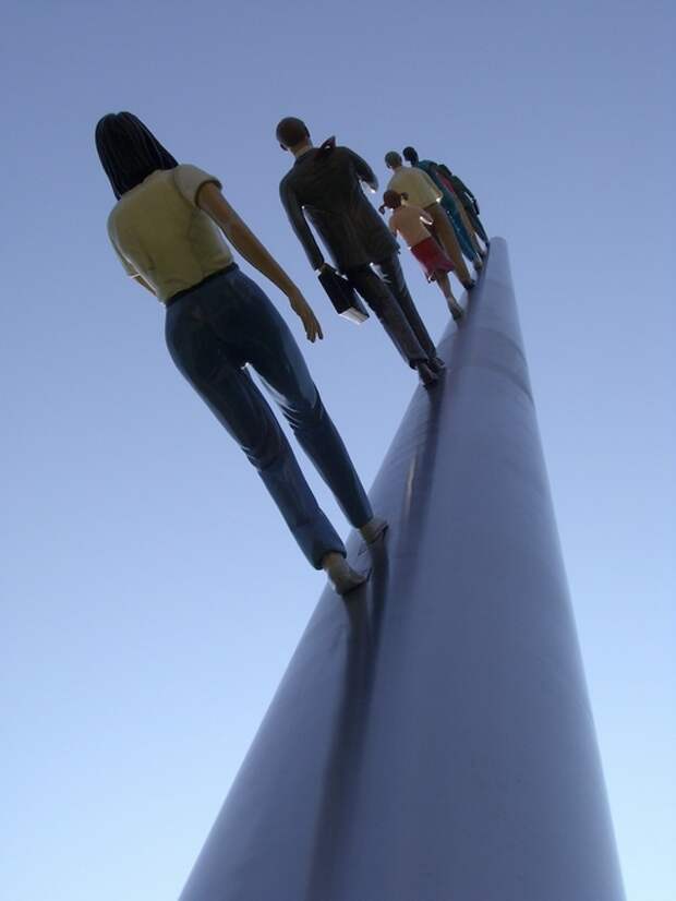 Фрагмент скульптуры Walking to the Sky