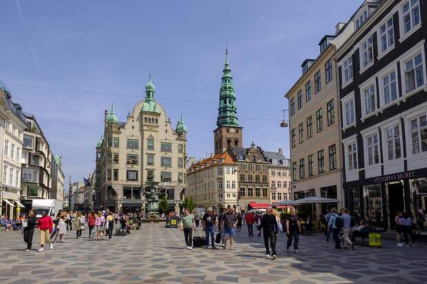 Нападение на премьера Дании: Незнакомец напал на неё на площади