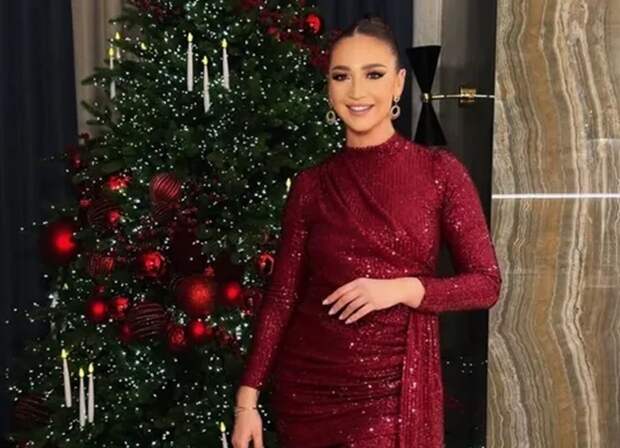 Икра, салаты, шампанское с жженой бумагой: новогодние столы звезд