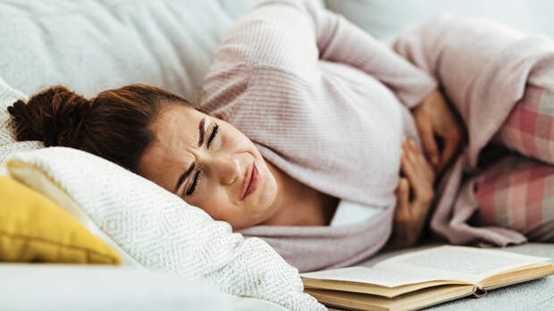 Что делать, если болит живот: причины и первая помощь