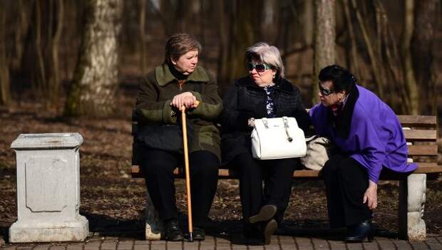 Пожилые женщины отдыхают на скамейке. Архивное фото