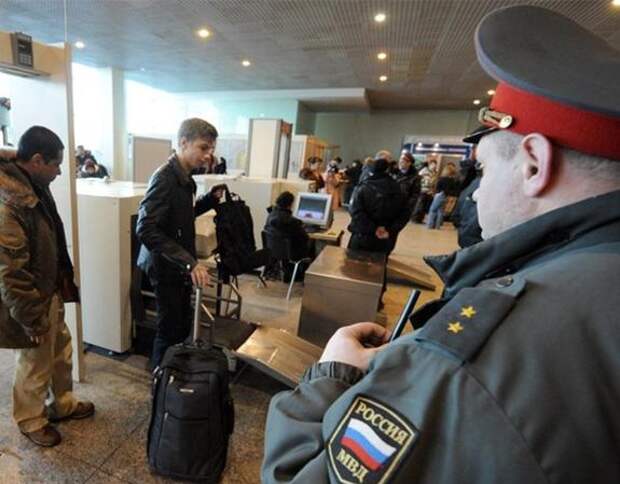 В аэропорту Домодедово установили рамки-алкотестеры