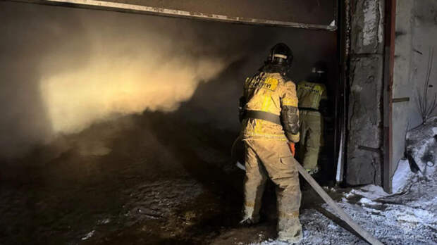 В Новоалтайске сотрудник предприятия пострадал во время крупного пожара