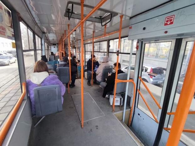В Новосибирске автобус протащил по улице ребёнка с зажатой дверями ногой
