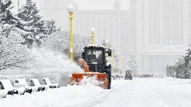Москва под ударом стихии: на российскую столицу обрушился сильнейший снегопад