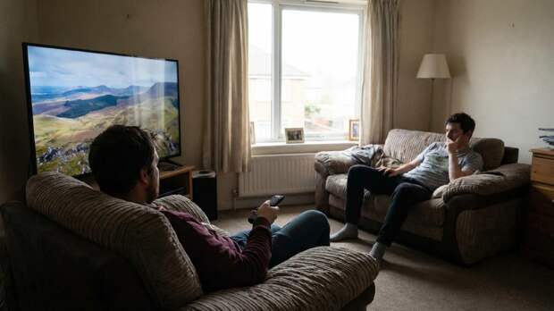 Исследование: более трети россиян проводят праздники перед телевизором