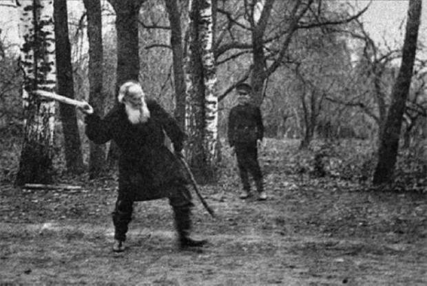 Лев Толстой играет в русскую народную игру городки интересное, писатели, фото