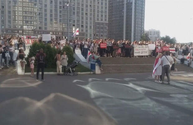 У здания Белтелерадио в Минске собрались протестующие