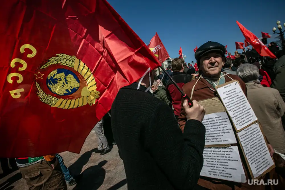 Флаг СССР на митинге. Рыжий коммунист из КПРФ. Красные коммунисты. Митинг красные флаги.