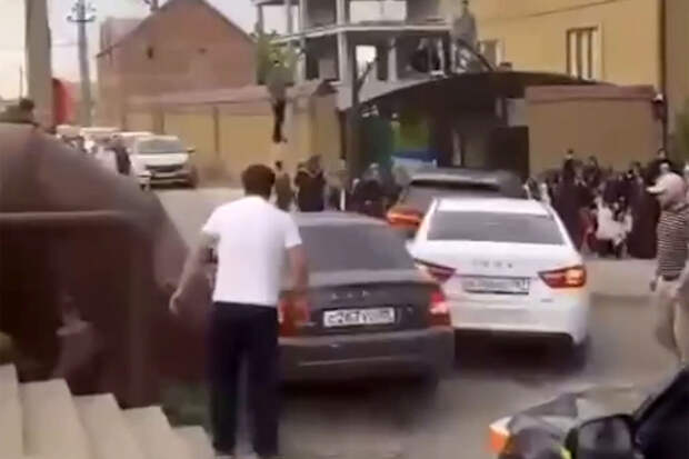 В Махачкале на свадьбе открыли стрельбу, устроили таран на Lada и сняли на видео