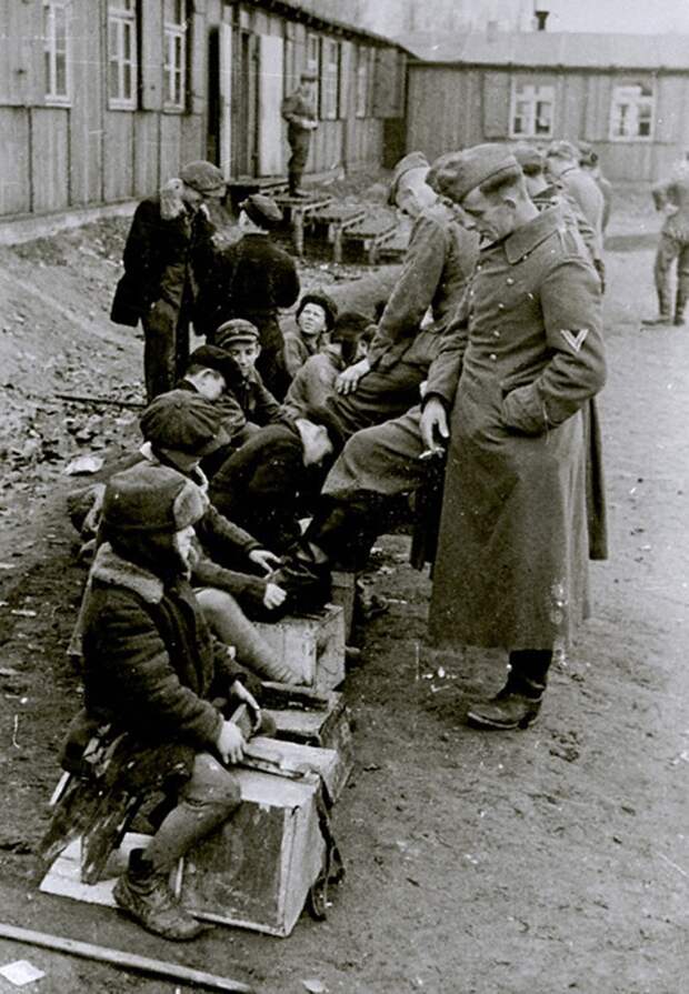 Русские дети чистят сапоги немецких солдат. Ноябрь 1942 г. Белосток.
