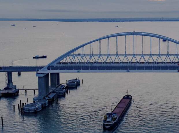 После того как неуправляемый сухогруз протаранил опору моста в Балтиморе, возник закономерный вопрос: – А не может ли то же самое случиться с нашим Крымским мостом?-4