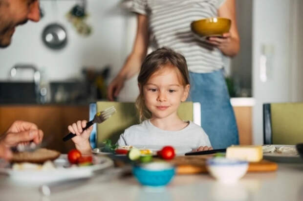 Диетолог Мизинова рассказала, что не рекомендуется есть детям перед сном