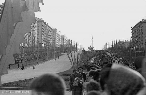 Москва встречает кубинского лидера толпами трудящихся с флагами и транспарантами. Ленинский проспект. СССР, история, кастро