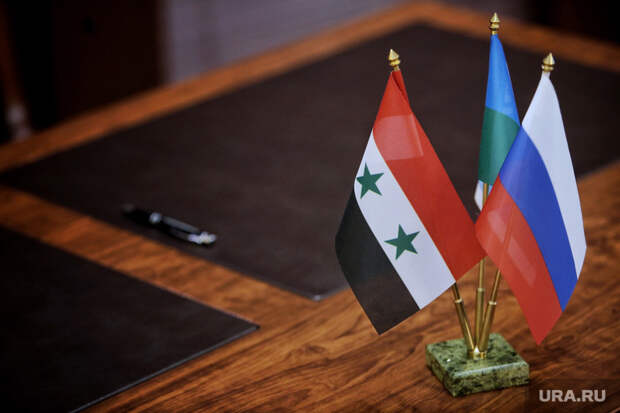 Подписание соглашения о сотрудничестве между правительством ХМАО и сирийской провинции Хомс. Ханты-Мансийск, флаг россии, флажки, флаг сирии