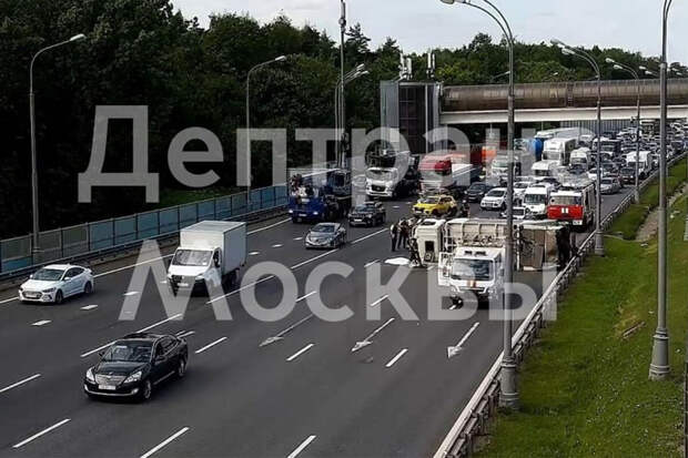 Дептранс: в Москве частично перекрыли МКАД из-за ДТП с грузовиком