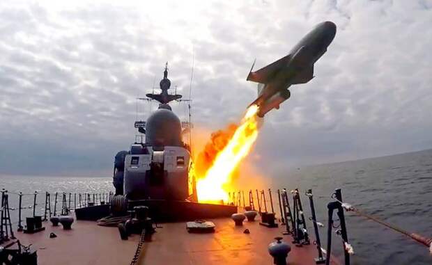 Эскадры сходятся нос к носу: Эсминцы Китая, фрегат ТОФ России, катера Ирана приближаются к авианосцам США