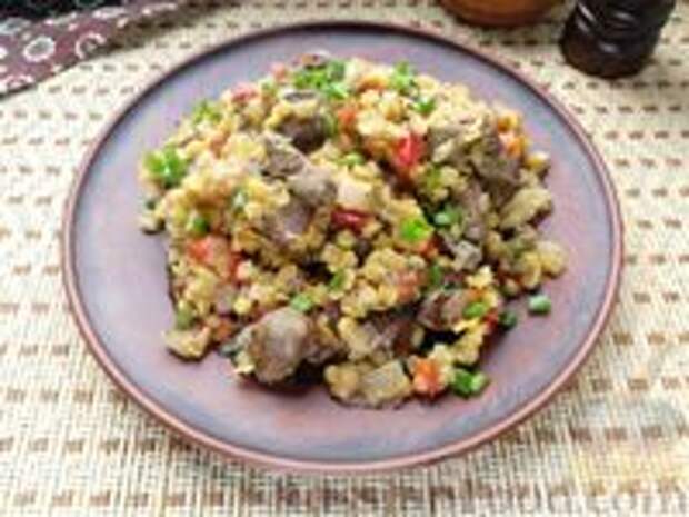 Фото к рецепту: Чечевица с куриной печенью и овощами (на сковороде)