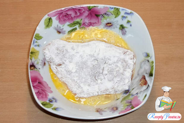 Смачиваем у взбитых яйцах