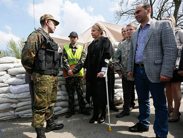 Юлия Тимошенко во время общения с сотрудником полиции на блокпосту в Днепропетровске в рамках своей предвыборной кампании, 22 апреля 2014 года. Фото: Александр Прокопенко / ЕРА / ИТАР-ТАСС
