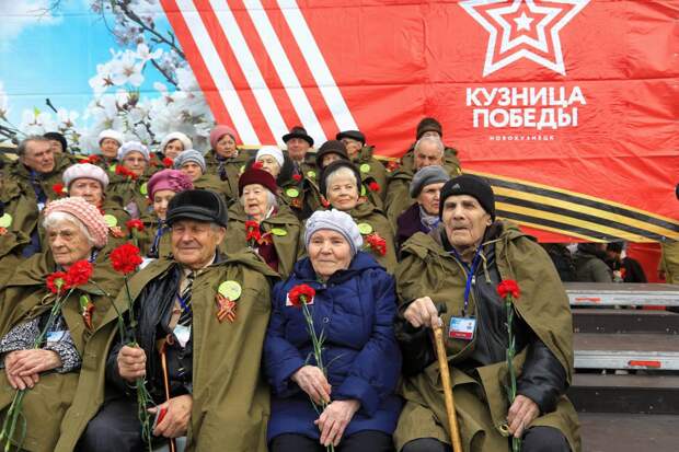 Старейший ветеран России, 104-летний Алексей Оборин (в первом ряду, крайний справа) сегодня на параде Победы в Новокузнецке. Фото Ярослава Беляева.