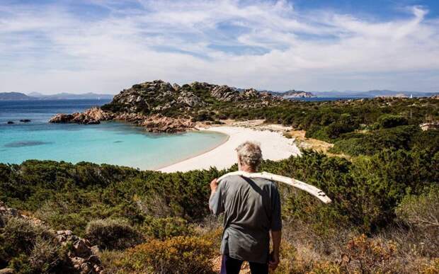 Вдали от толпы: снимки уединенной жизни 79-летнего отшельника на острове близ Сардинии Буделли, Моранди, жизнь, италия, мир, остров, отшельник, фотография
