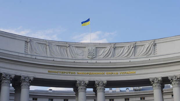Государственный флаг на здании министерства иностранных дел Украины в Киеве Государственный флаг на здании министерства иностранных дел Украины в Киеве - РИА Новости, 1920, 01.02.2022