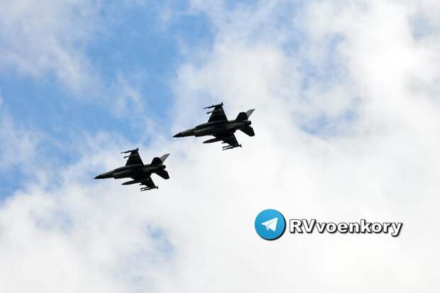 Истребители F-16 на Украине почти месяц летали без ракет — Reuters
