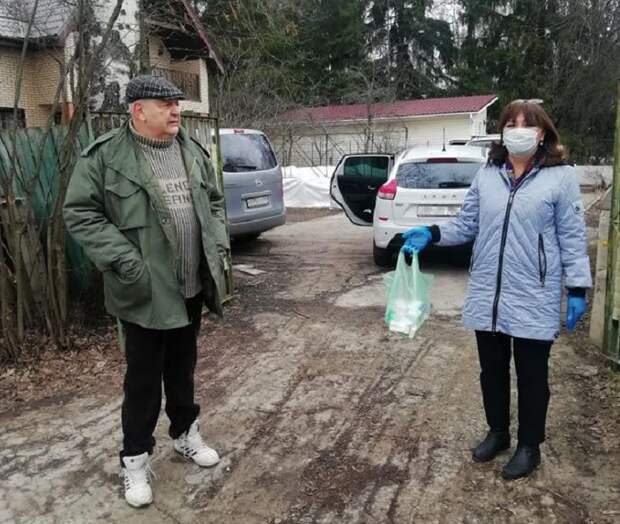 Волонтеры Южного округа активно помогают москвичам