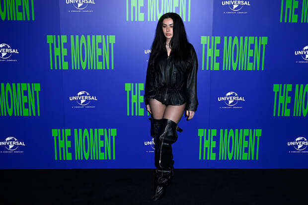 Charli XCX пришла на премьеру фильма без штанов