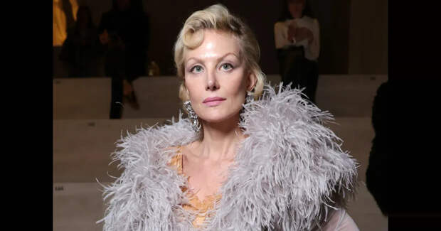 Рената Литвинова в платье с перьями посетила показ Gucci