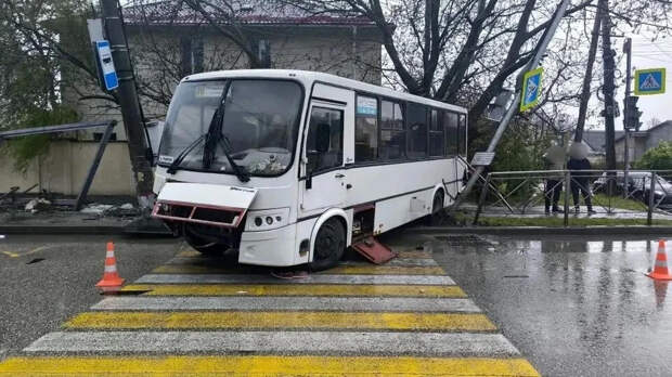 Женщина пострадала при наезде автобуса на остановку в Крыму