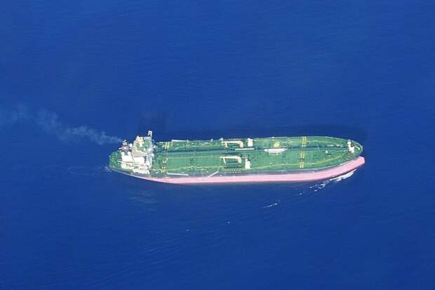 Российские моряки полгода сидят без еды и света на арестованном танкере в Египте