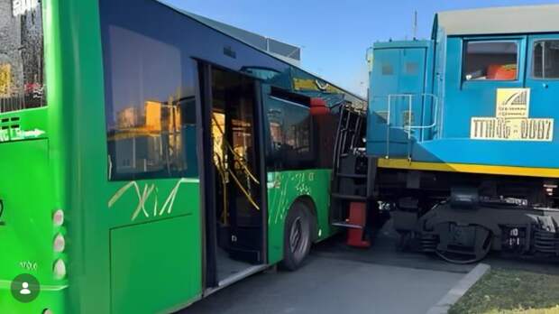 Маршрутный автобус столкнулся с поездом на переезде под Алматы