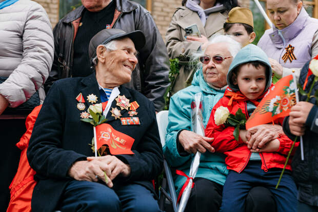 «Радость со слезами на глазах»: сотрудники Центрального офицерского клуба ВКС поздравили ветеранов Великой Отечественной войны с Днем Победы