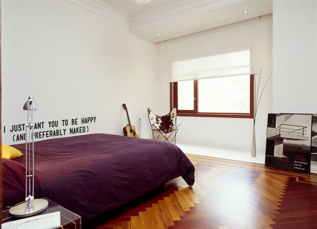 Интерьер современной спальни в эко-квартире
