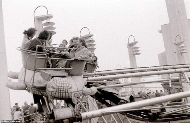 Любители острых ощущений на аттракционе на Blackpool Pleasure Beach, апрель 1957 года. Парк развлечений был основан в 1896 году
