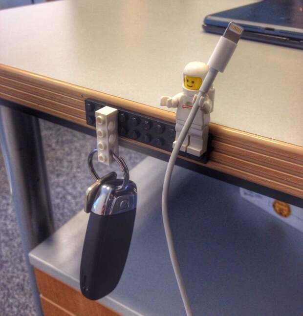 3. Фигурки Лего сгодятся в качестве держателя USB-кабелей и даже ключей гениально, для дома, идеи, подборка, полезное, полезные идеи, советы, хитрости