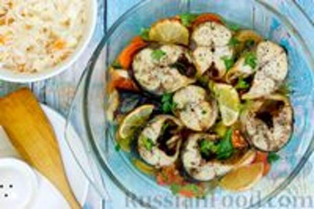 Фото к рецепту: Скумбрия, запечённая с овощами, в вине