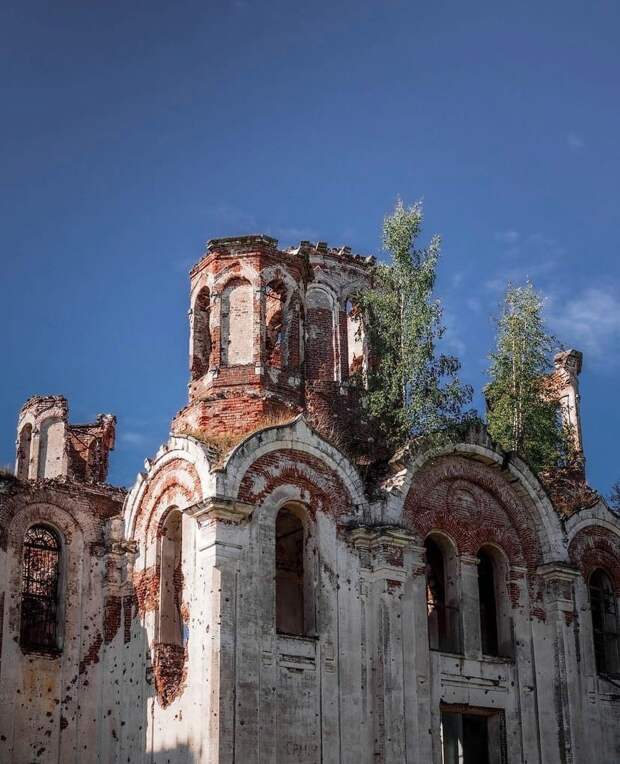 Блогер показала красоту заброшенной церкви в Тверской области