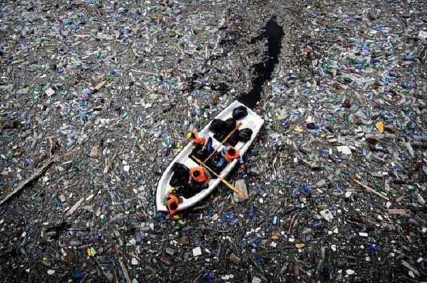Гигантский остров мусора в Тихом океане.