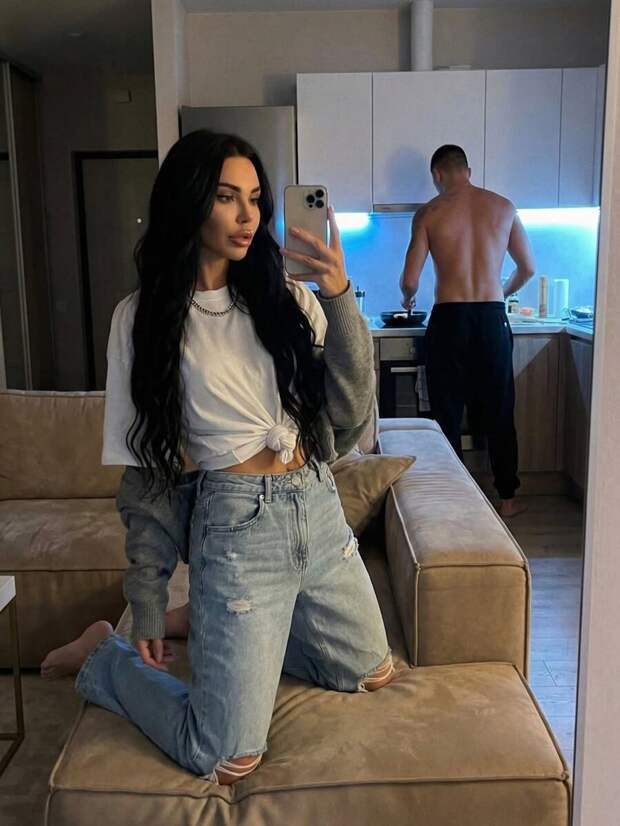 Оксана Самойлова показала фото с загадочным незнакомцем, сделанное в постели: «До чего дошёл прогресс»