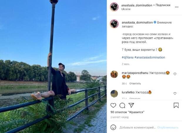 Экс-Nikita Кумейко впечатлила шпагатом прямо на заборе посреди улицы: эффектный кадр