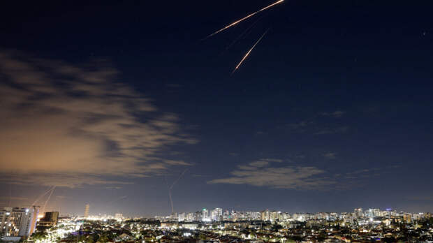 Иран атаковал беспилотниками и ракетами объекты в ОАЭ и Бахрейне