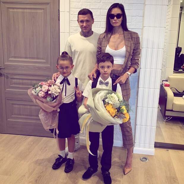 Футболист Мамаев пытается через суд забрать 10 млн рублей у экс-супруги Аланы