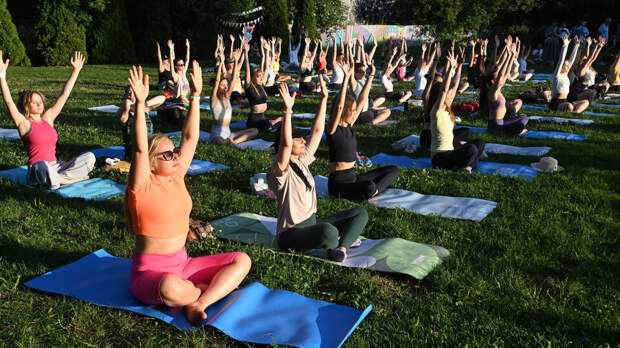 Эксперт: медитация и йога не лечат депрессию и тревогу