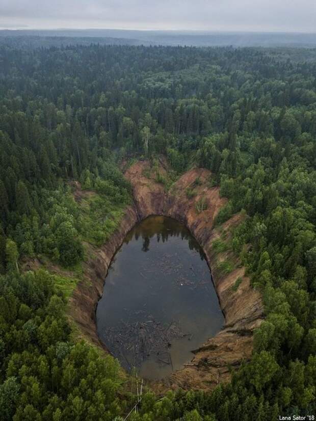 Воронка расположена в глухом лесу Березнеки, в мире, интересно, пермский край, провал, шахты