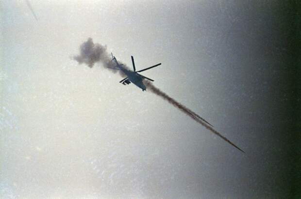 На фото: обстрел позиций боевиков в селе Первомайское, проводимый с вертолетов, в рамках операции федеральных сил по освобождению заложников, 1996 год.