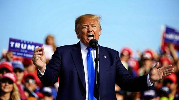 Трамп показал средний палец в ответ на выкрик рабочего на заводе Ford