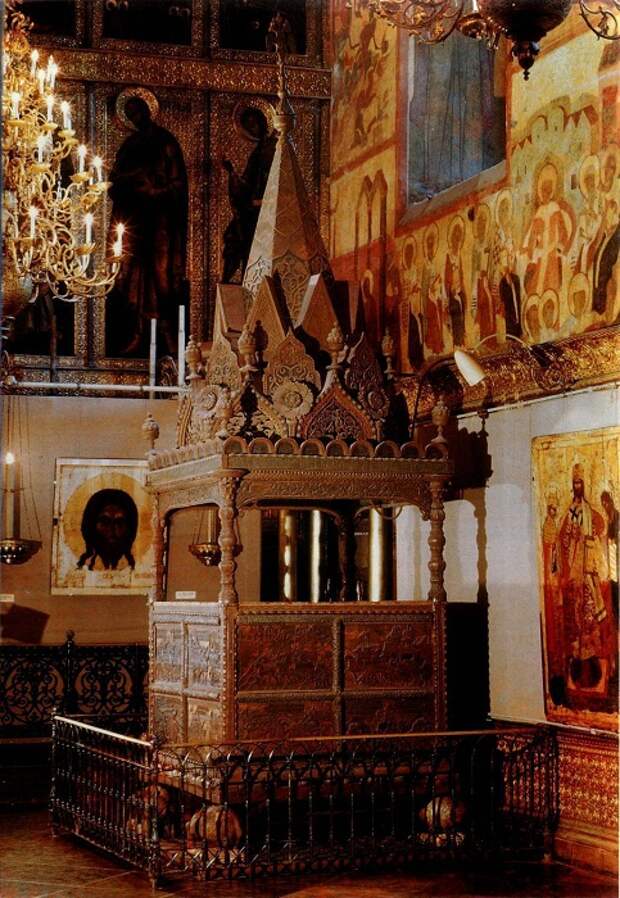 Кремль. Интерьер Успенского собора. Моленное место Ивана Грозного «Мономахов трон» 1551 год